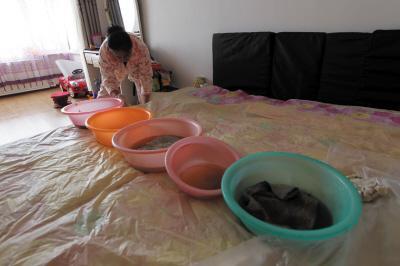 阿瓦提楼上漏水，住户失联，小区没物管，业主维权难！律师来支招……